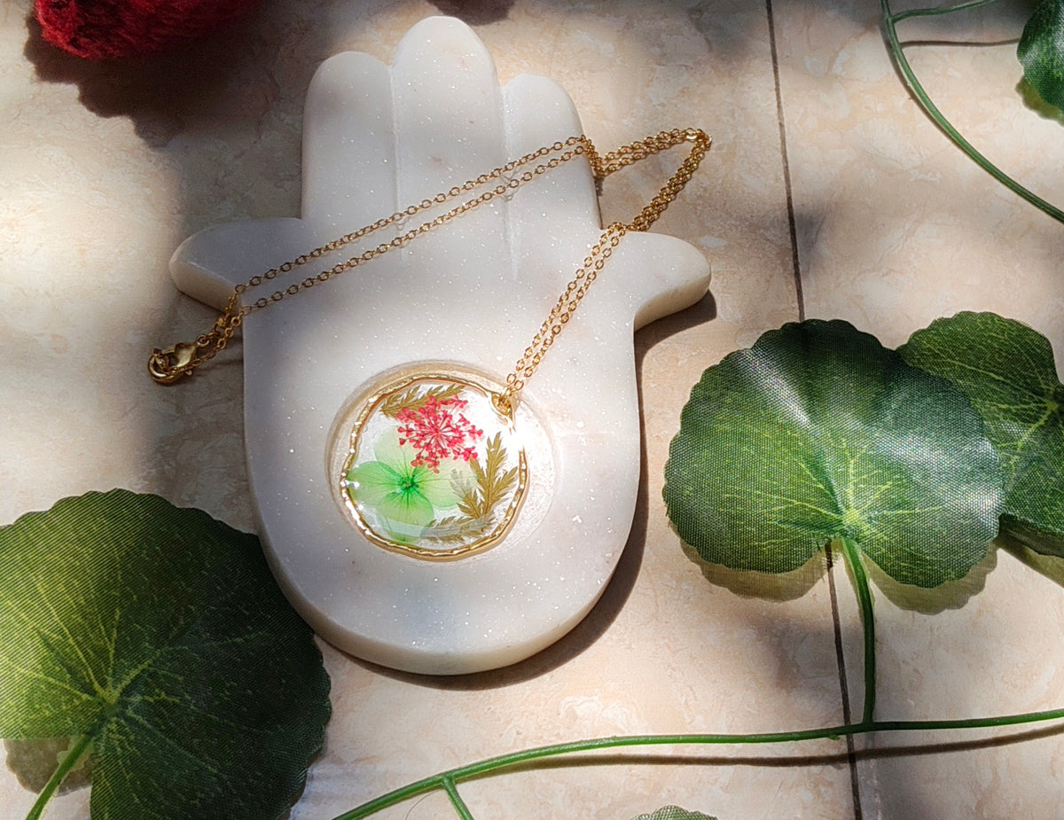 Florève necklace/Floral garden - Anti-tarnish circle pendant with golden chain