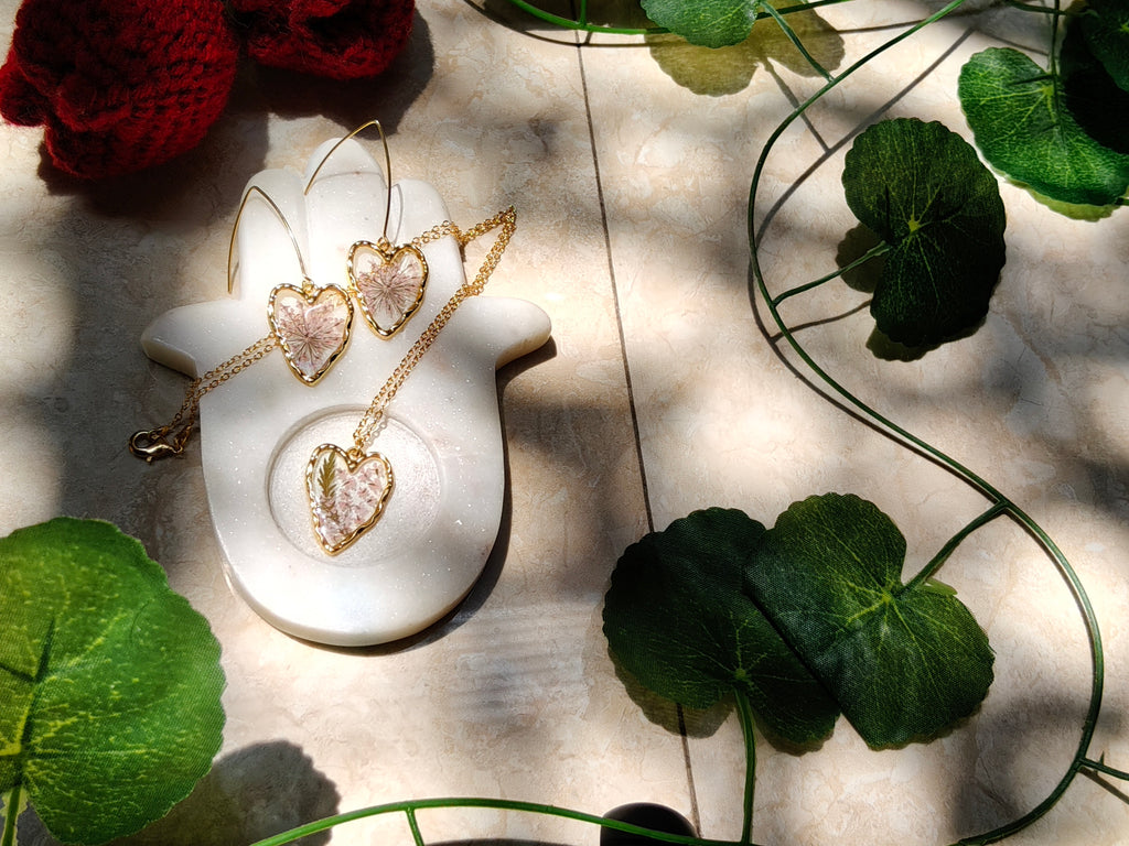 Florève necklace/Love in petals - Anti-tarnish heart pendant with golden chain and heart earrings