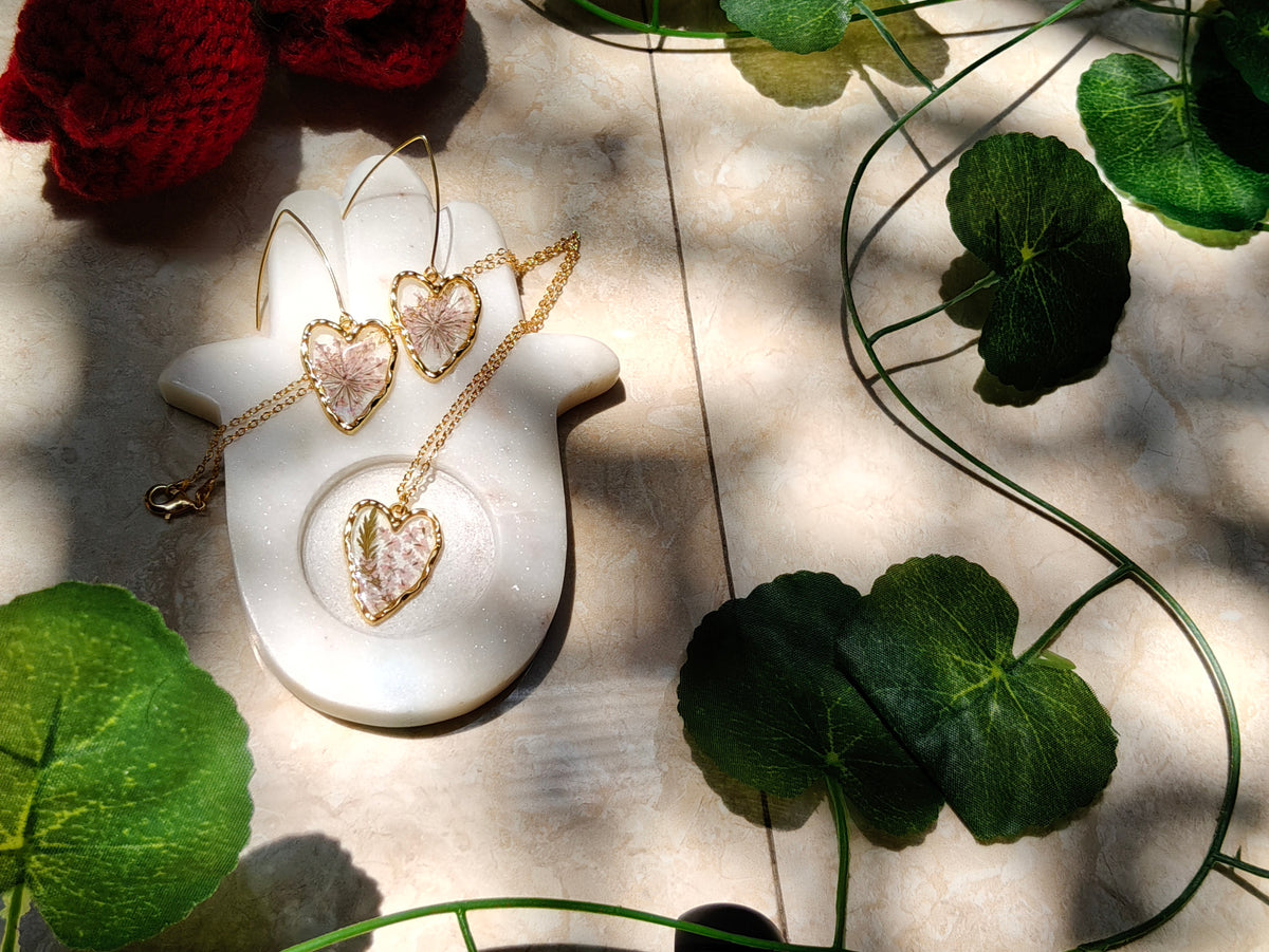 Florève necklace/Love in petals - Anti-tarnish heart pendant with golden chain and heart earrings